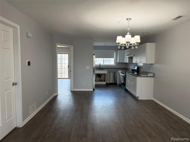 Building Photo - 29415 Glen Oaks Blvd E