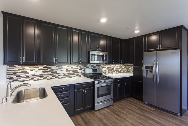 Building Photo - Gorgeous 4 Bed/3 Bath in USD Area with 3 Parking Spaces & *Washer/Dryer in Unit*