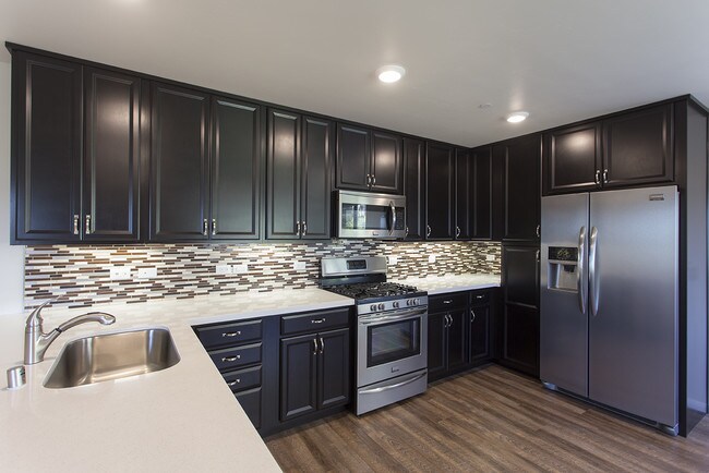 Building Photo - Gorgeous 4 Bed/3.5 Bath in USD Area with 3 Parking Spaces & *Washer/Dryer in Unit*