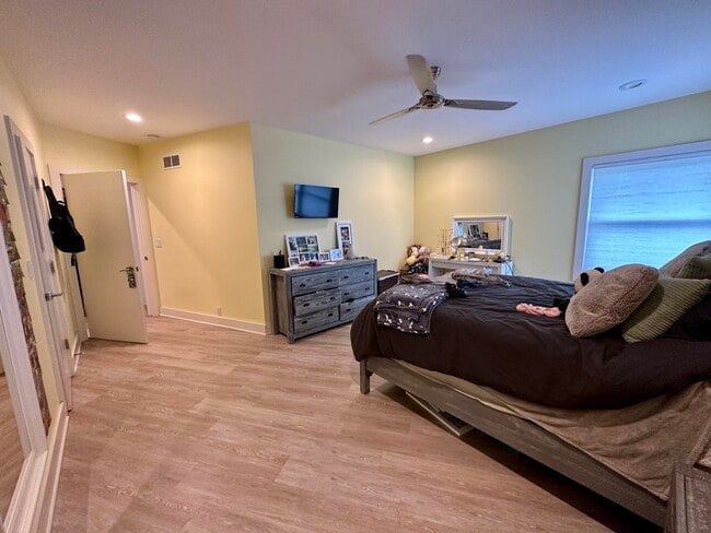 Building Photo - 4515 N Lake Dr