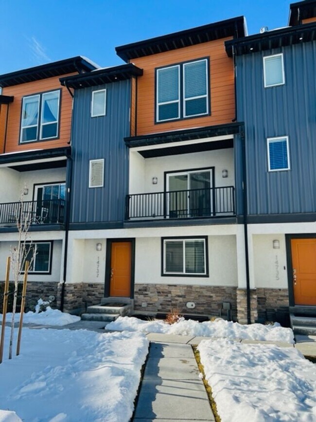 Building Photo - Beautiful 2018 townhome with 2 car garage and tall ceilings.