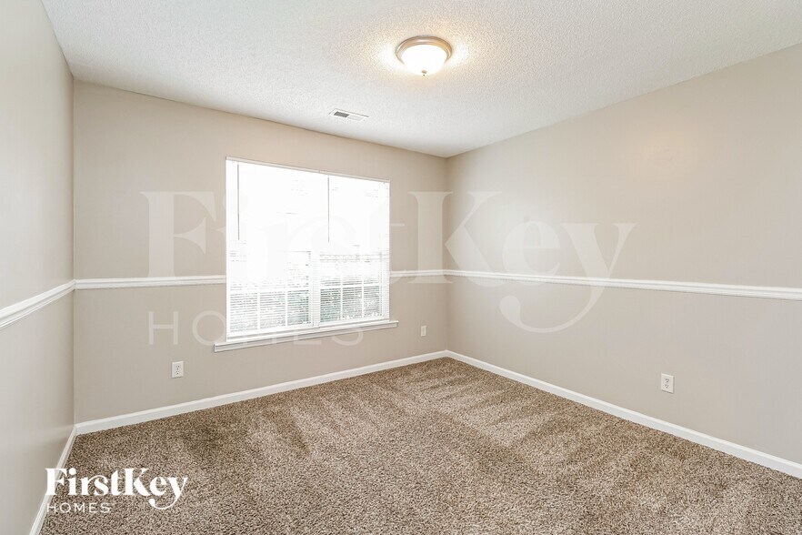 Building Photo - 3235 Leicester Dr