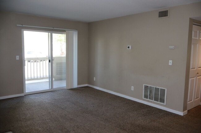Building Photo - Convenient & Comfortable Condo Living Near...