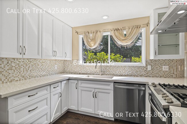 Building Photo - Luxurious 5-bedroom home in Sammamish with...