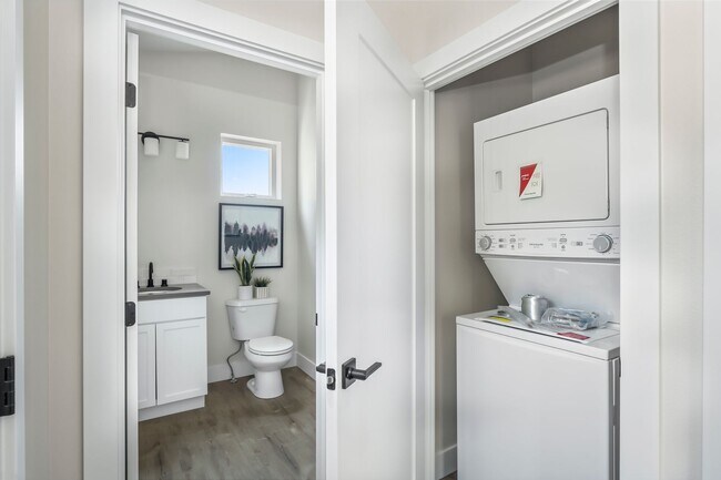 Building Photo - New 2 Bed/1 Bath Duplex Apartment with Two...