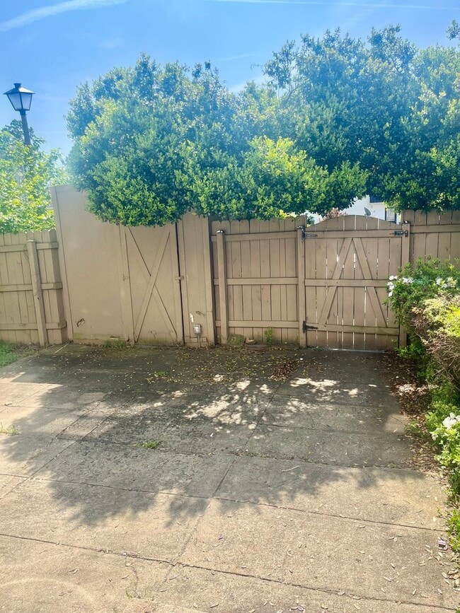 Building Photo - 3 Bedroom 2.5 Bath Unit Townhouse Frederic...