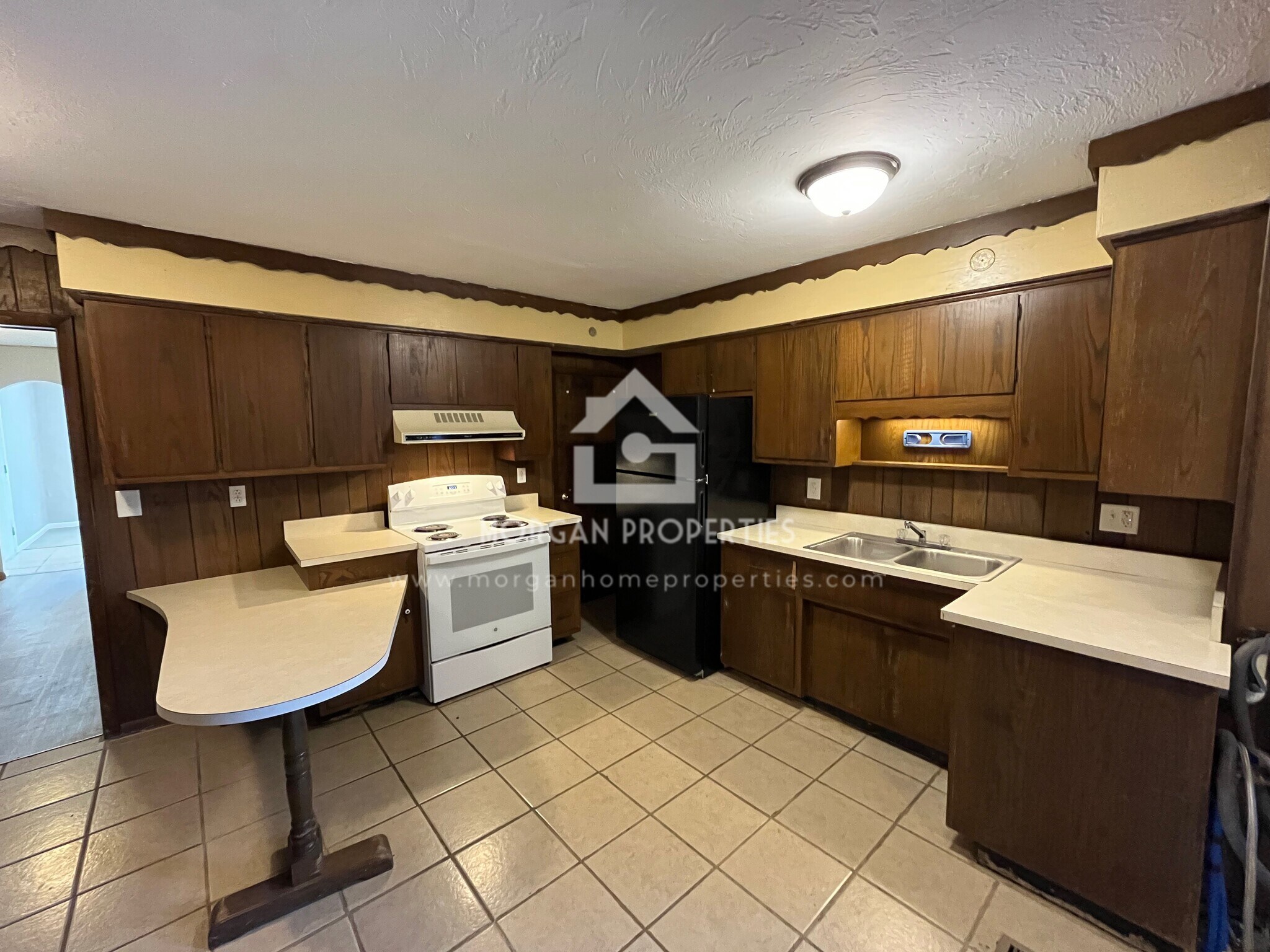 Building Photo - 330 W 6th St