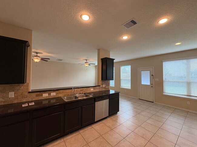 Building Photo - 4B2.5B Warm & Spacious Home in Remington R...