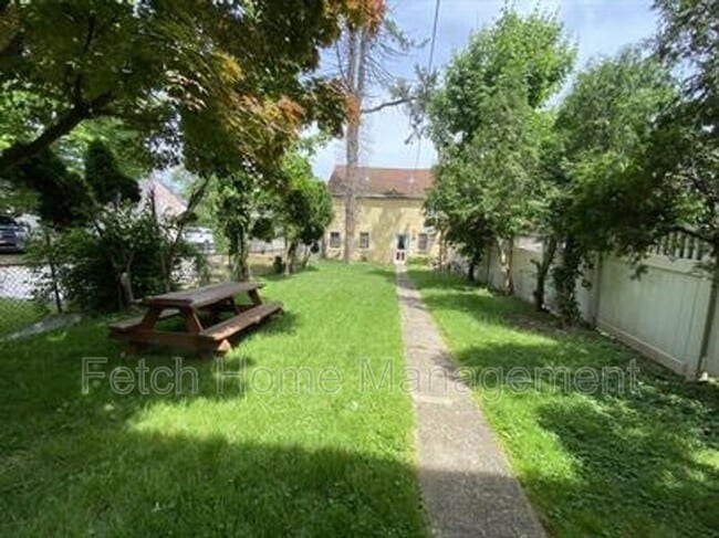 Building Photo - 911 E King St