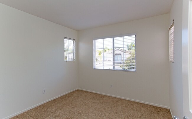 Building Photo - Spacious Home within the Legends Community...
