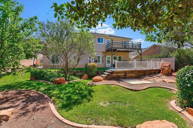 Building Photo - Expansive 5 Bedroom Home with Additional O...