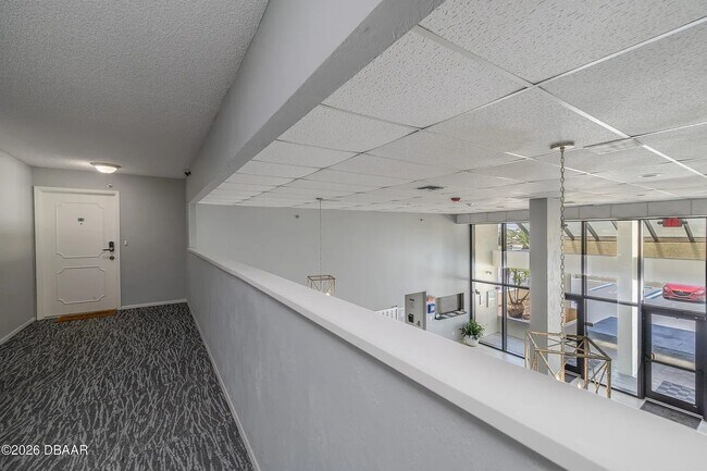 Building Photo - 2 Bedroom 2 Bathroom Oceanfront condo in Ormond Beach