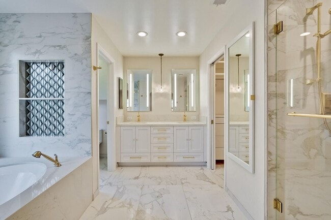 Building Photo - Beautiful and spacious 3 bedroom 2.5 bath ...