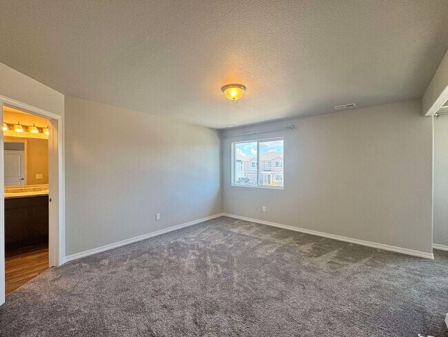 Building Photo - Updated 3 Bedroom in Enclaves at Mountain ...