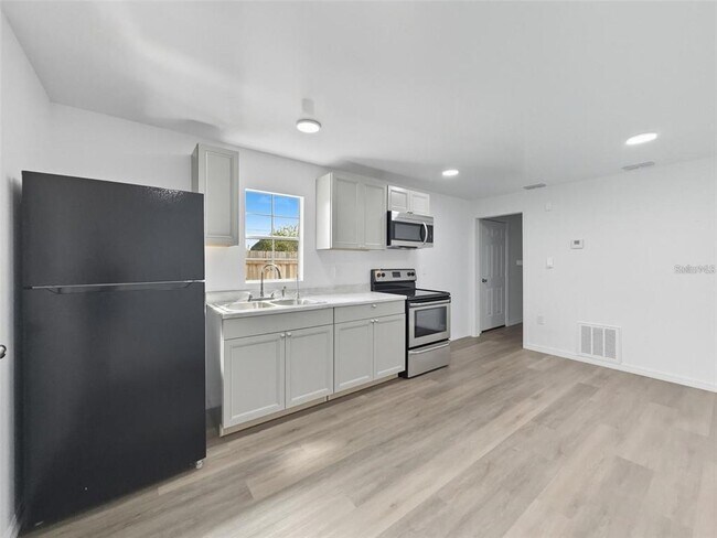 Building Photo - 414 Monroe Ln