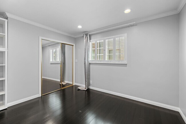 Building Photo - 5 Bedroom 5.5 Bathroom Pool Home in Encino