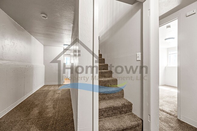 Building Photo - Large 4 Bedroom 2 Bathroom Home with Off S...