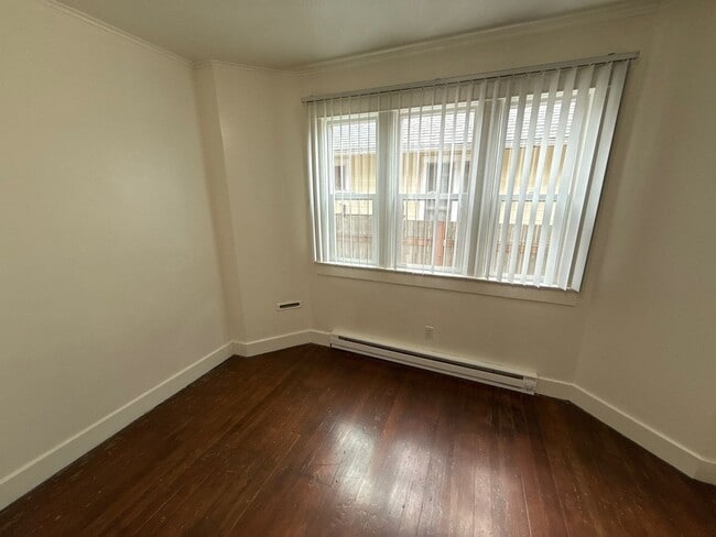 Building Photo - 633 Thompson Ave NE