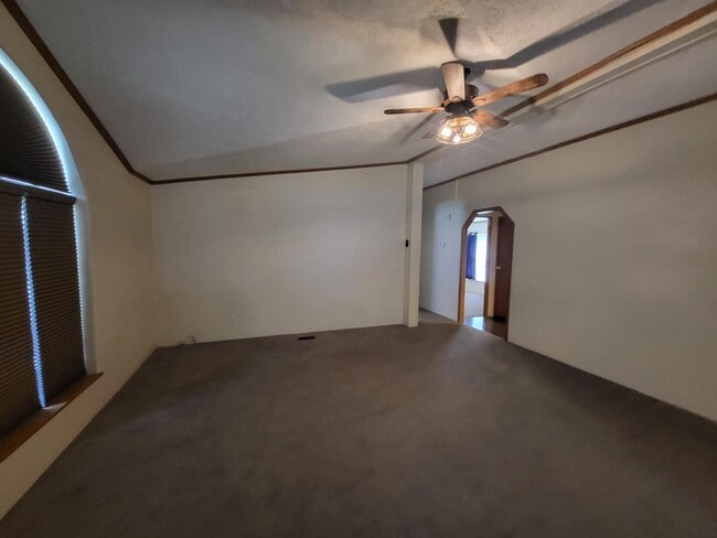 Building Photo - 200 Valley View Dr