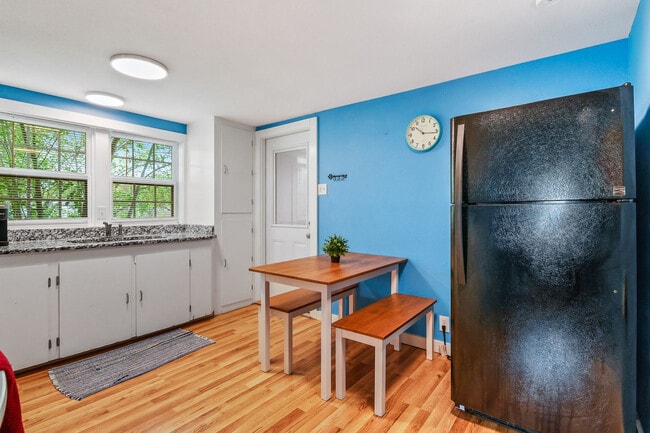 Building Photo - 822 N Ann St