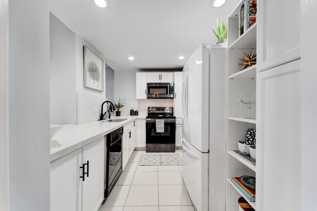 Building Photo - 400 Kings Point Dr