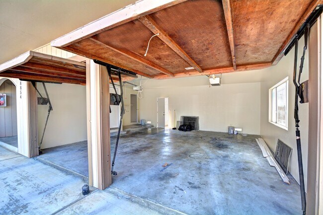 Building Photo - 18854-18858p