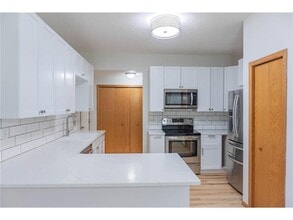 Building Photo - 112X Crystal Pl W