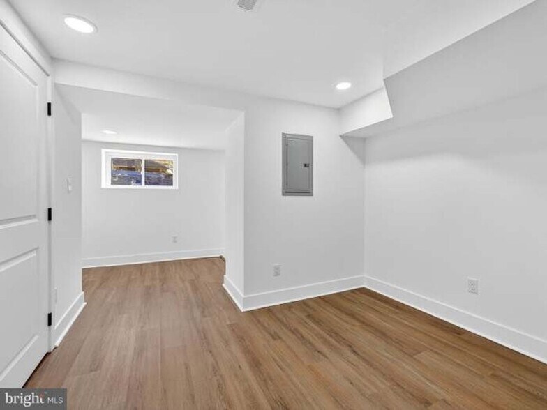 Building Photo - 5859 Delancey St