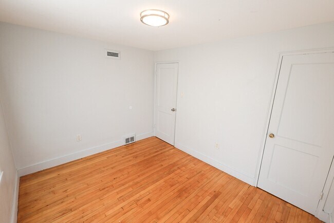 Building Photo - 15 Ridgeview Ave
