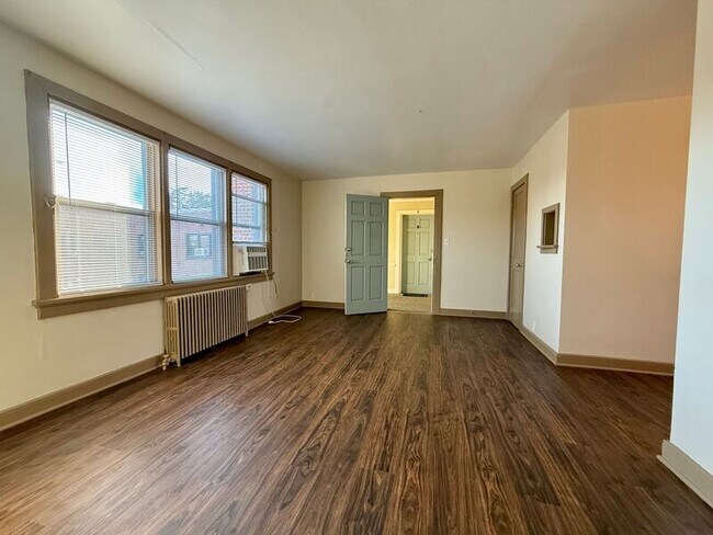 Building Photo - 1400 Kenmore Ave