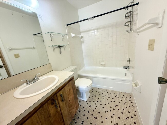 Building Photo - Serene Living at Townhomes of Lake Seminole 2/1.5 - 2 story condo