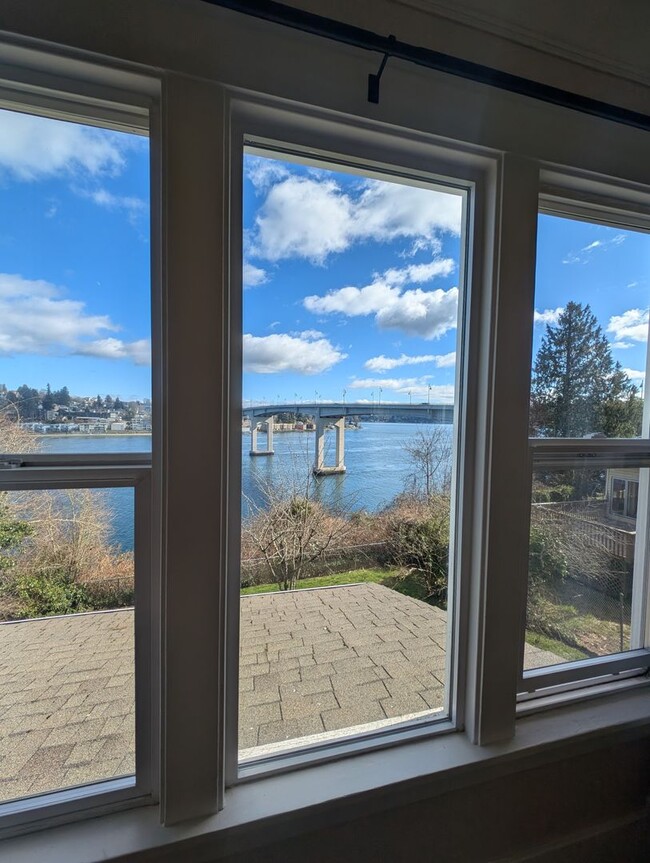 Building Photo - 3 Bedroom Bremerton Charmer with Stunning ...