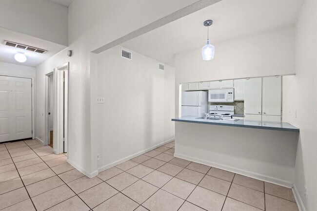 Building Photo - 2708 S 1st St