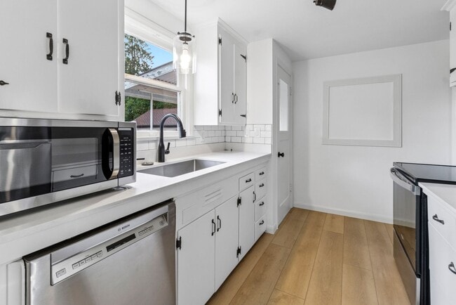 Building Photo - Updated 2 bed 1 bath Wedgewood area home