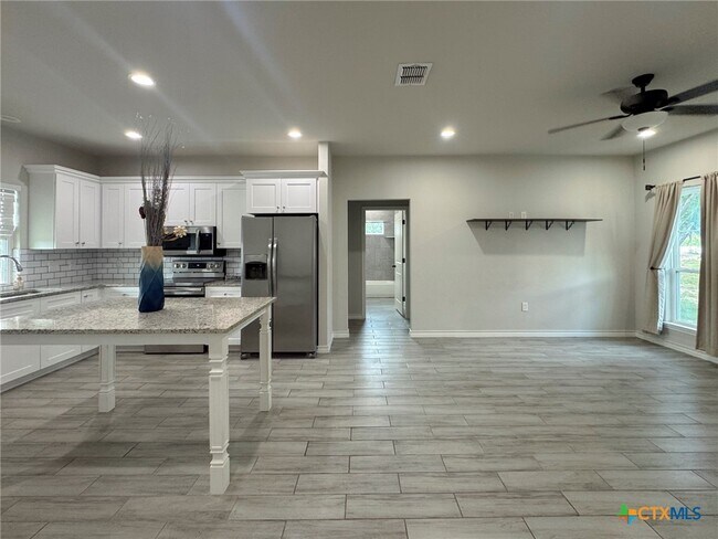Building Photo - 2410 Golf Dr
