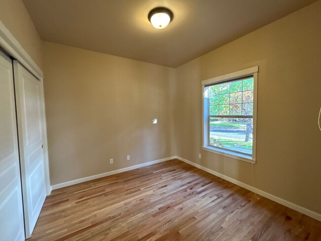 Building Photo - 3 Bedroom/ 2 Bathroom Home NW Redmond