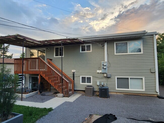 Building Photo - Close to Sugar House Park 2 Bd 1 Ba Basement Duplex