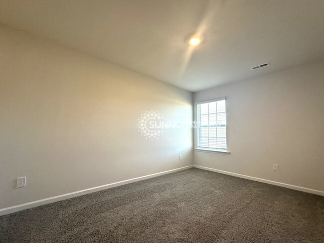 Building Photo - 4 Bedroom 2.5 Bathroom in Dallas NC