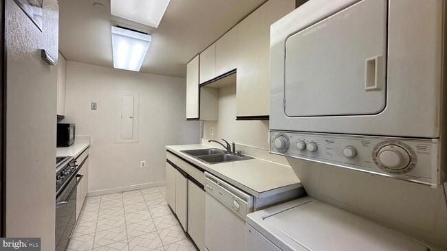 Building Photo - 1530 Key Blvd