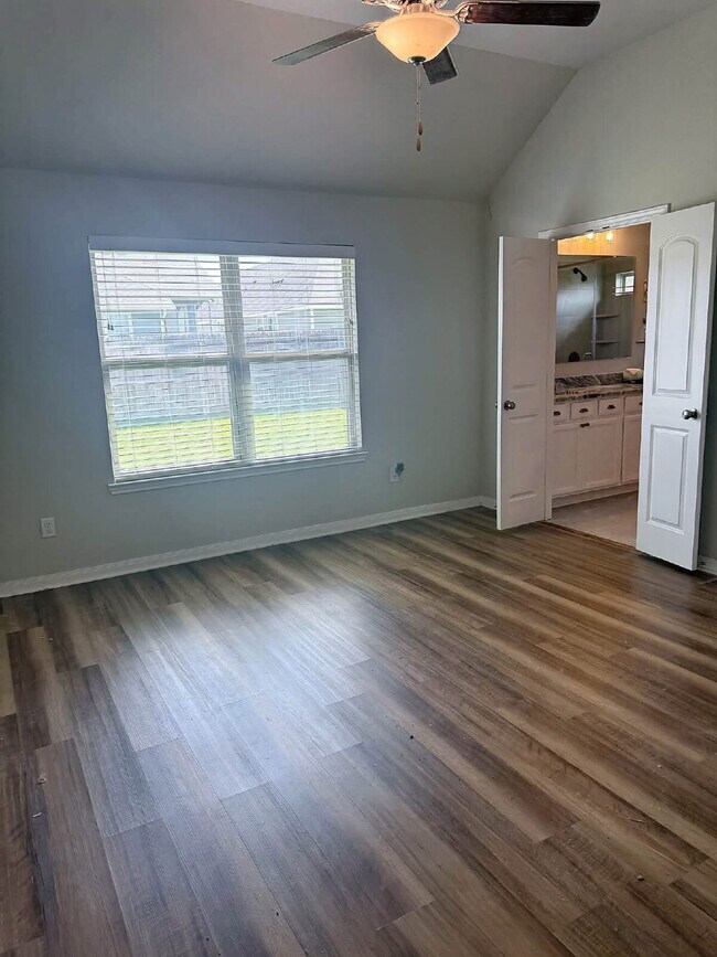 Building Photo - "Charming 3-Bedroom Retreat with 2 Baths in Bryan, TX – Cozy Comfort Awaits!"