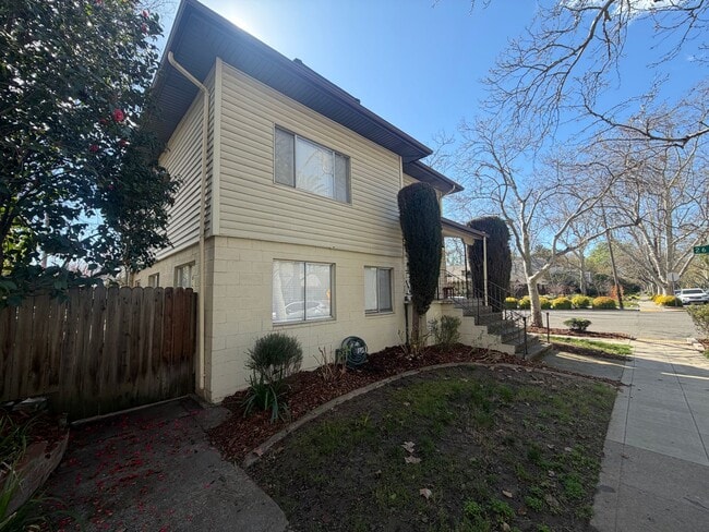 Building Photo - Spacious 4 Bedroom | 3 Bathroom | House in Curtis Park