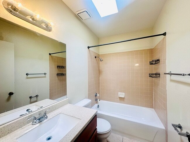 Building Photo - Spacious 2 Bedroom with Large Yard! Walkin...