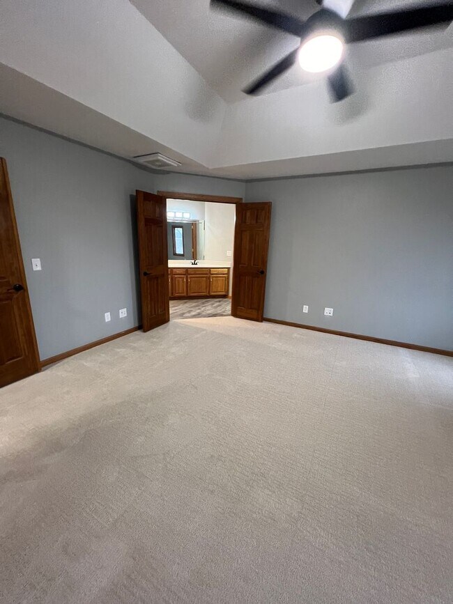 Building Photo - 5 bedroom/3 bath w/mother in law style qua...
