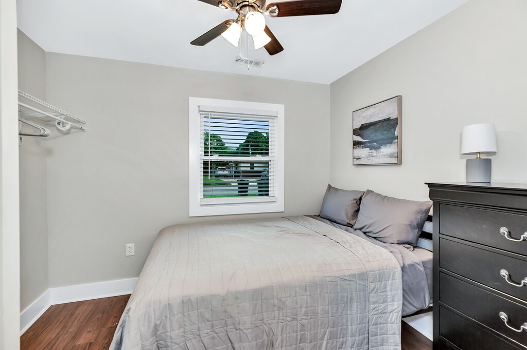 Building Photo - 1805 Oakwood Ave NE