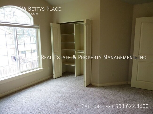 Building Photo - 1918 SW Betty's Pl