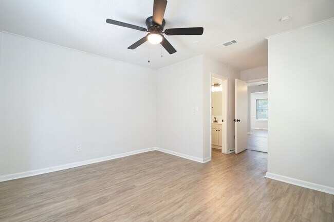 Building Photo - UPDATED WILLOW PARK 3-BEDROOM