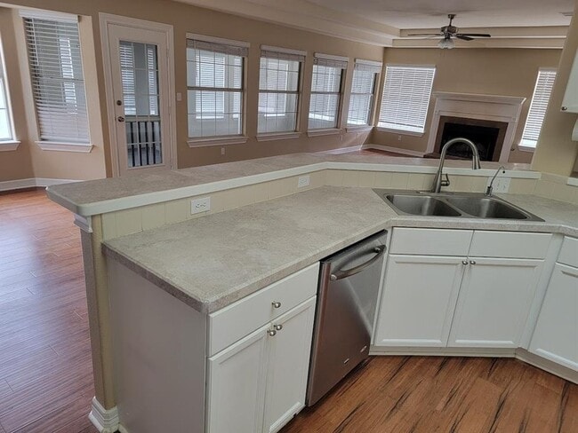 Building Photo - 10501 Hill Country Skyline