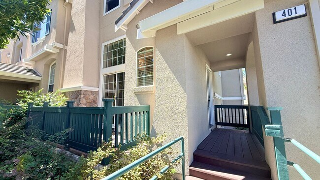 Building Photo - 401 Skylark Ct
