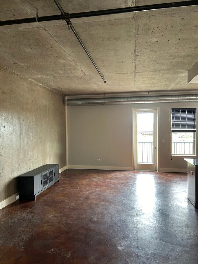Building Photo - 326 River St