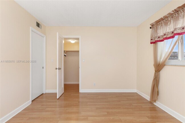 Building Photo - 301 NE 14th Ave